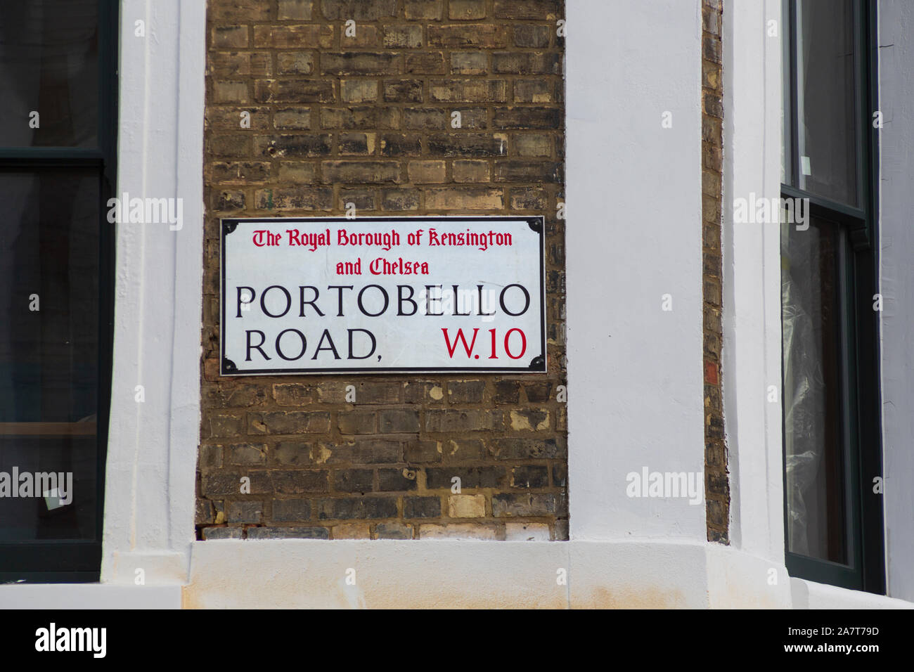 Londres, Royaume-Uni. 4ème Oct 2019. 'Art Bansky, récemment restauré, peintre Graffiti' révélé par le Royal Borough de Kensington et Chelsea, adjoint au maire la Rcbd Walaa Idris, directeur général de capital et Enstar Simon Lyons à Londres Notting Hill. L'art Banksy restauré par Enstar restera en exposition permanente pour la communauté. Situé à l'angle de Ackam Road et Portobello Road, le pochoir "Graffiti Art" représente le peintre espagnol Diego Velasquez, peintre baroque tableau "BANKSY" à la peinture rouge sur un mur pignon blanc. Credit : thamesfleet/Alamy Live News Banque D'Images