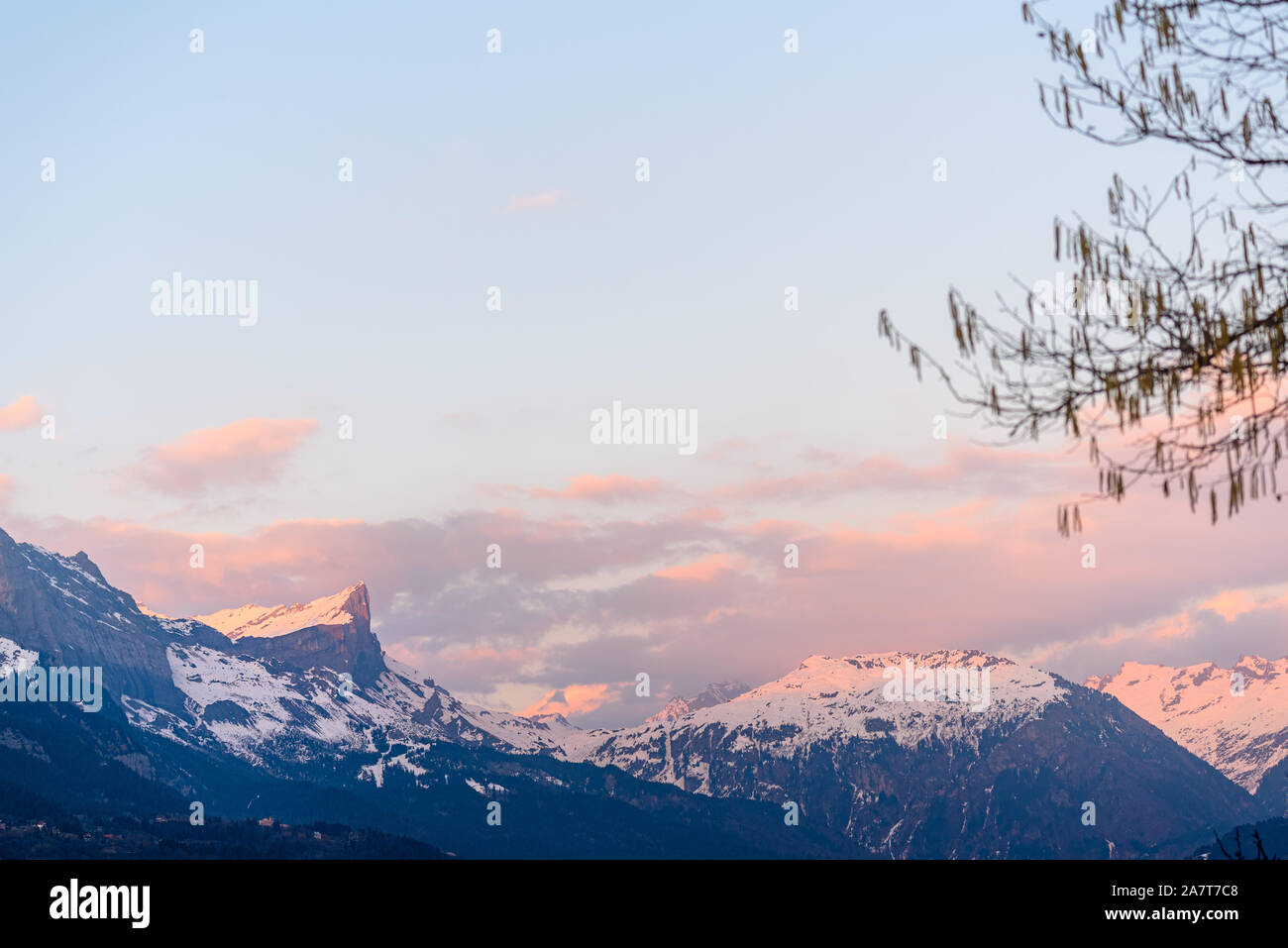 Tête du Colonney, coucher de soleil et le dernier rayons de soleil tombant sur big mountain haut gamme et dans les Alpes, comme vu d'un village de Domancy, France Banque D'Images