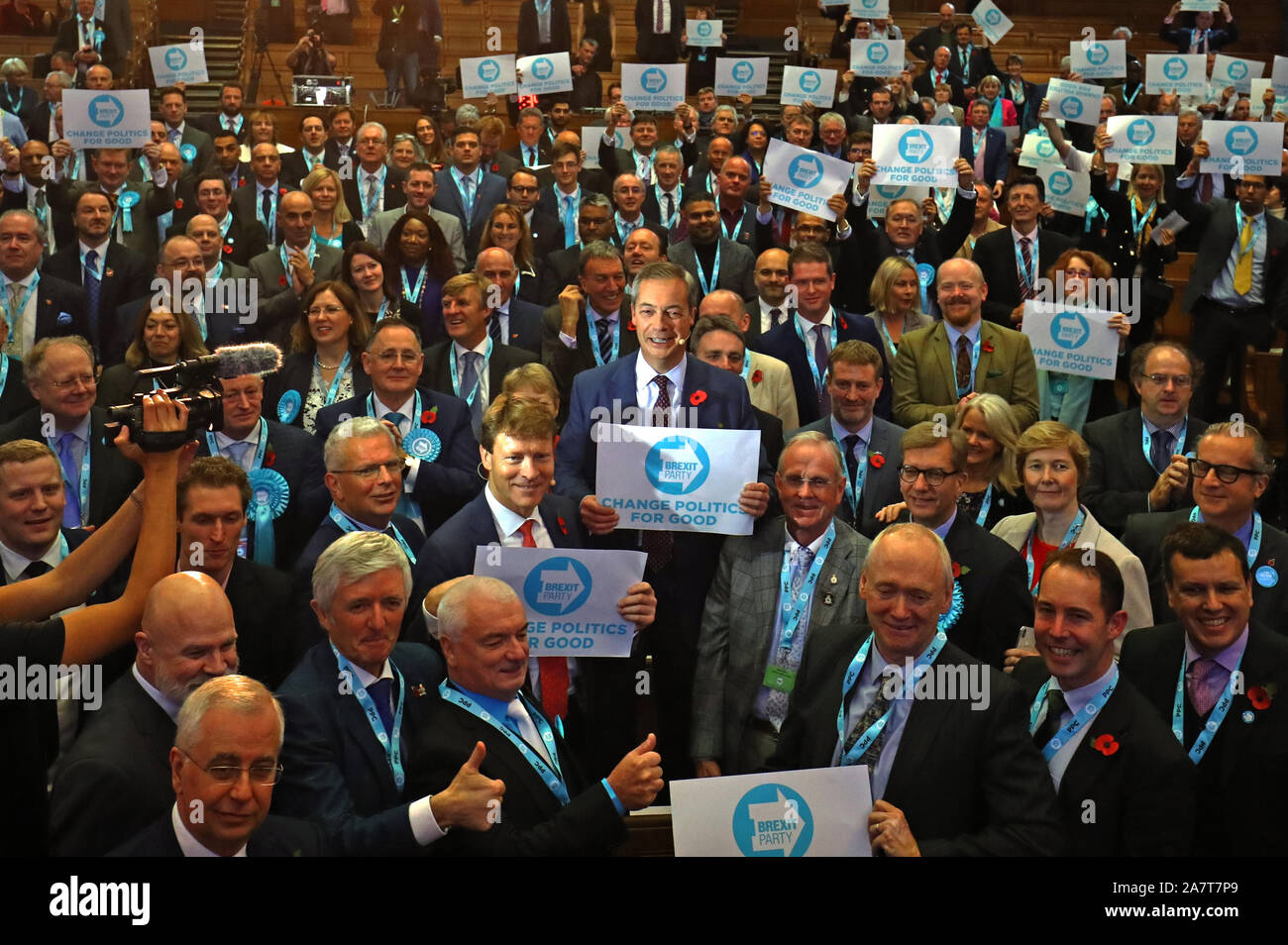 Brexit chef de parti Nigel Farage (centre) lors d'une réunion pour présenter ses candidats parlementaire du parti (PPC) en vue de la prochaine élection générale, dans le Centre Emmanuel, Westminster, Londres. Banque D'Images