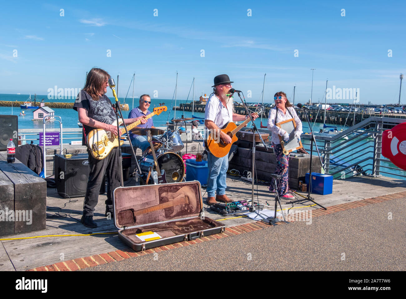 Groupe jouant sur le viaduc sur le port de Folkestone, Kent, UK Arm Banque D'Images