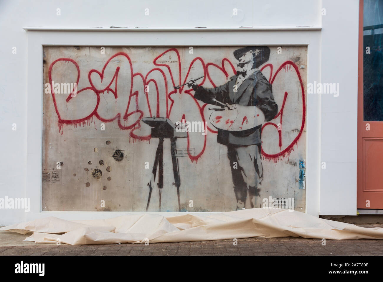 Londres, Royaume-Uni. 4ème Oct 2019. 'Art Bansky, récemment restauré, peintre Graffiti' révélé par le Royal Borough de Kensington et Chelsea, adjoint au maire la Rcbd Walaa Idris, directeur général de capital et Enstar Simon Lyons à Londres Notting Hill. L'art Banksy restauré par Enstar restera en exposition permanente pour la communauté. Situé à l'angle de Ackam Road et Portobello Road, le pochoir "Graffiti Art" représente le peintre espagnol Diego Velasquez, peintre baroque tableau "BANKSY" à la peinture rouge sur un mur pignon blanc. Credit : thamesfleet/Alamy Live News Banque D'Images