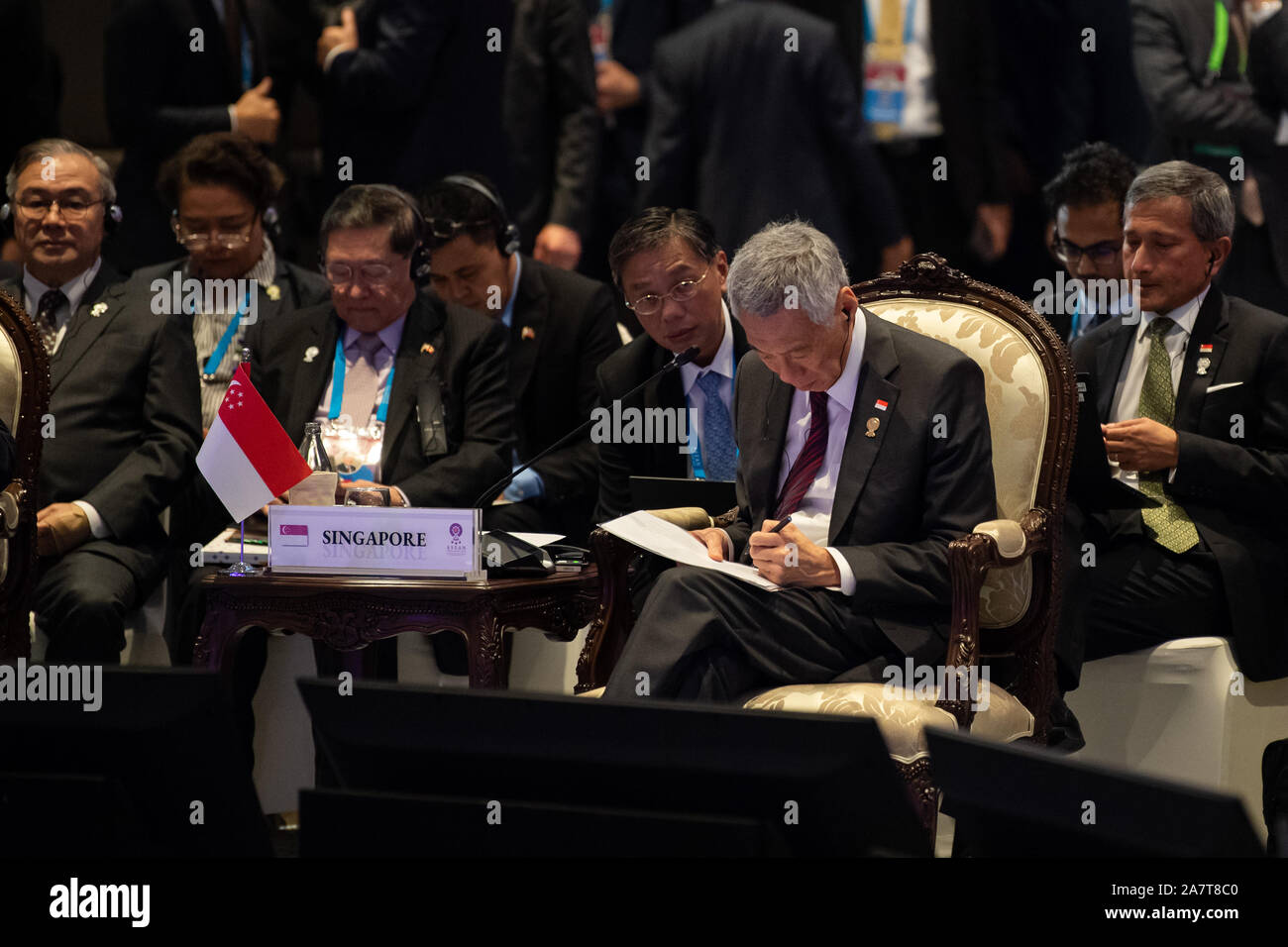 (191104) -- BANGKOK, Novembre 4, 2019 (Xinhua) -- Le Premier ministre singapourien Lee Hsien Loong (avant) participe à la 14ème sommet de l'Asie à Bangkok, Thaïlande, Novembre 4, 2019. Le sommet est un événement régional annuel 10 rassemblement des membres de l'Association des nations de l'Asie du Sud-Est (ANASE), ainsi que la Chine, le Japon, la Corée, l'Inde, l'Australie, la Nouvelle-Zélande, la Russie et les États-Unis. (Xinhua/Zhu Wei) Banque D'Images