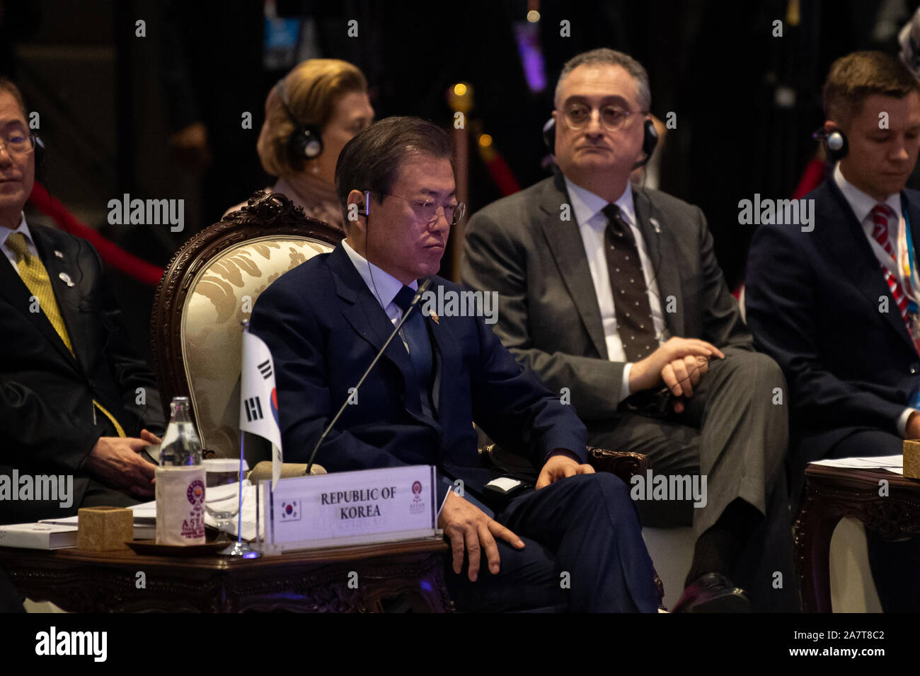 (191104) -- BANGKOK, Novembre 4, 2019 (Xinhua) -- le président sud-coréen Moon Jae-in (avant) participe à la 14ème sommet de l'Asie à Bangkok, Thaïlande, Novembre 4, 2019. Le sommet est un événement régional annuel 10 rassemblement des membres de l'Association des nations de l'Asie du Sud-Est (ANASE), ainsi que la Chine, le Japon, la Corée, l'Inde, l'Australie, la Nouvelle-Zélande, la Russie et les États-Unis. (Xinhua/Zhu Wei) Banque D'Images