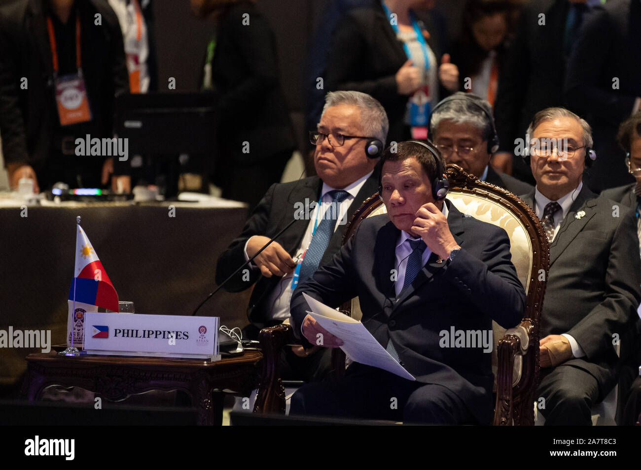 (191104) -- BANGKOK, Novembre 4, 2019 (Xinhua) -- La présidente philippine Rodrigo Duterte assiste au 14ème sommet de l'Asie à Bangkok, Thaïlande, Novembre 4, 2019. Le sommet est un événement régional annuel 10 rassemblement des membres de l'Association des nations de l'Asie du Sud-Est (ANASE), ainsi que la Chine, le Japon, la Corée, l'Inde, l'Australie, la Nouvelle-Zélande, la Russie et les États-Unis. (Xinhua/Zhu Wei) Banque D'Images