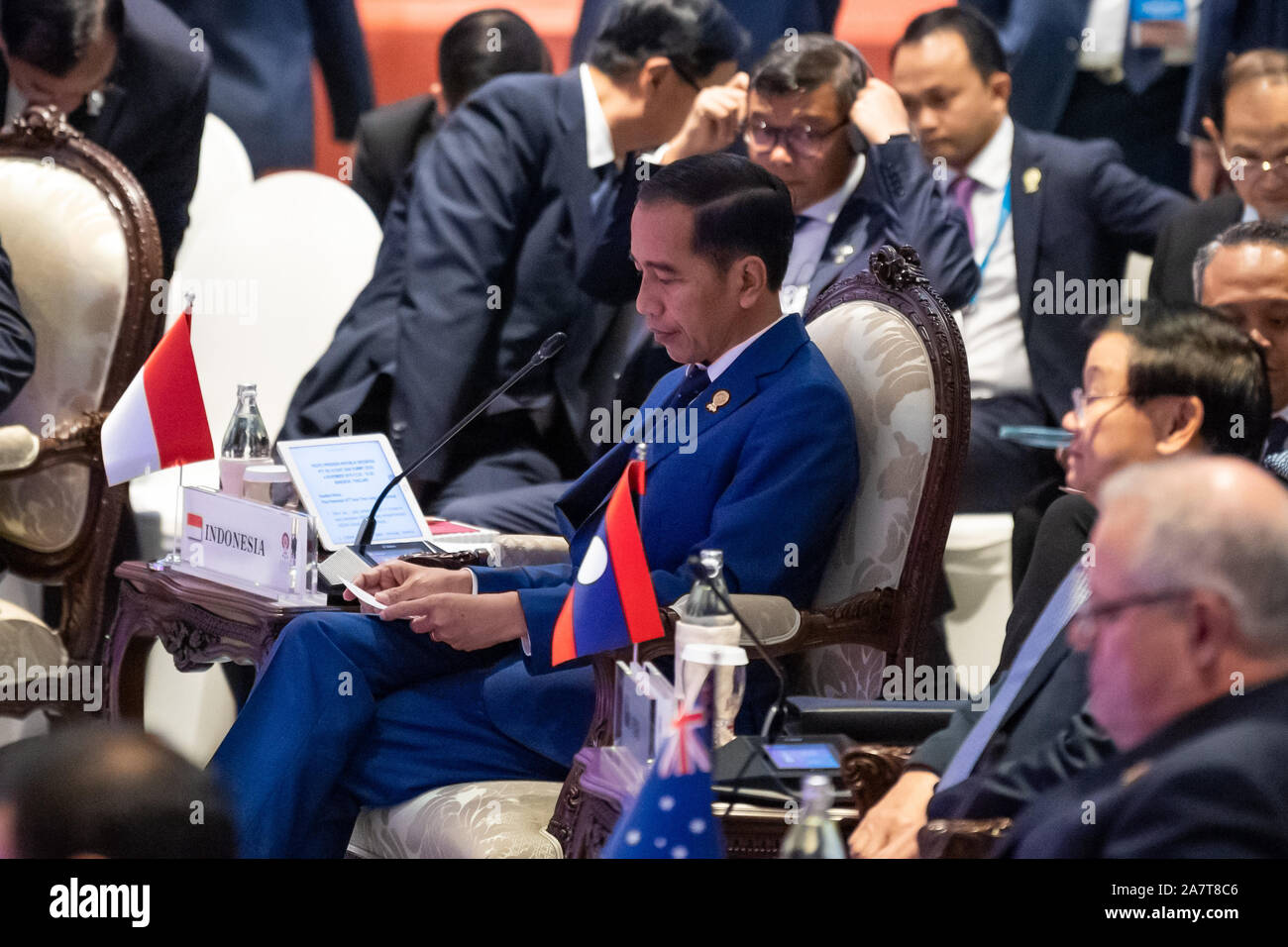(191104) -- BANGKOK, Novembre 4, 2019 (Xinhua) -- le président indonésien Joko Widodo assiste au 14ème sommet de l'Asie à Bangkok, Thaïlande, Novembre 4, 2019. Le sommet est un événement régional annuel 10 rassemblement des membres de l'Association des nations de l'Asie du Sud-Est (ANASE), ainsi que la Chine, le Japon, la Corée, l'Inde, l'Australie, la Nouvelle-Zélande, la Russie et les États-Unis. (Xinhua/Zhu Wei) Banque D'Images