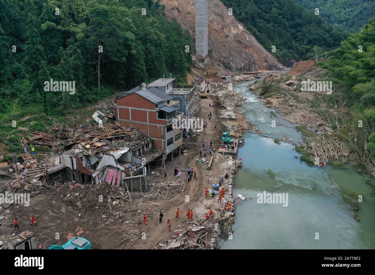 Vue aérienne de la zone de glissement de terrain causé par le typhon Lekima, le neuvième typhon de l'année, dans la ville de Wenzhou Yongjia County, à l'Est, la province de Zhejiang en Chine Banque D'Images