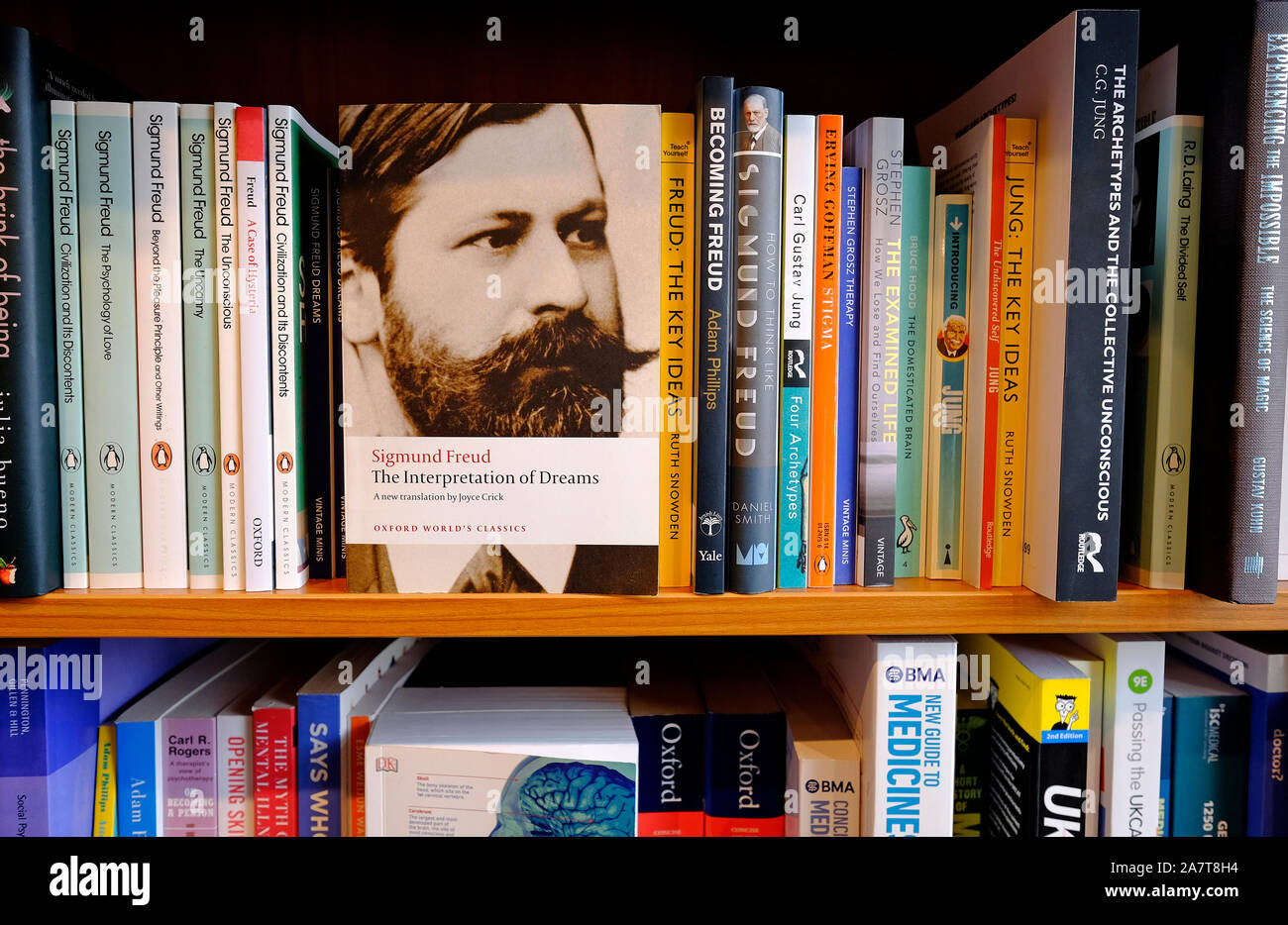 Sigmund Freud livres sur l'étagère de magasin de livres, Norfolk,  Angleterre Photo Stock - Alamy