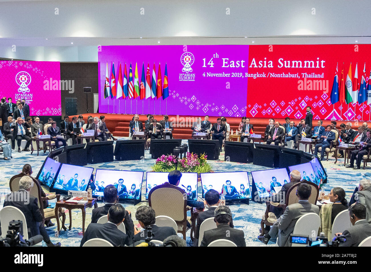 Bangkok, Thaïlande. 4ème Nov, 2019. Les participants suivent le 14e Sommet de l'Asie à Bangkok, Thaïlande, Novembre 4, 2019. Le sommet est un événement régional annuel 10 rassemblement des membres de l'Association des nations de l'Asie du Sud-Est (ANASE), ainsi que la Chine, le Japon, la Corée, l'Inde, l'Australie, la Nouvelle-Zélande, la Russie et les États-Unis. Credit : Zhu Wei/Xinhua/Alamy Live News Banque D'Images