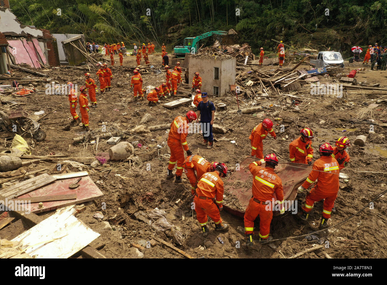 Les sauveteurs conduite opération de sauvetage dans la zone de glissement de terrain causé par le typhon Lekima, le neuvième typhon de l'année, dans la ville de Wenzhou Yongjia County, à l'Est, Chi Banque D'Images