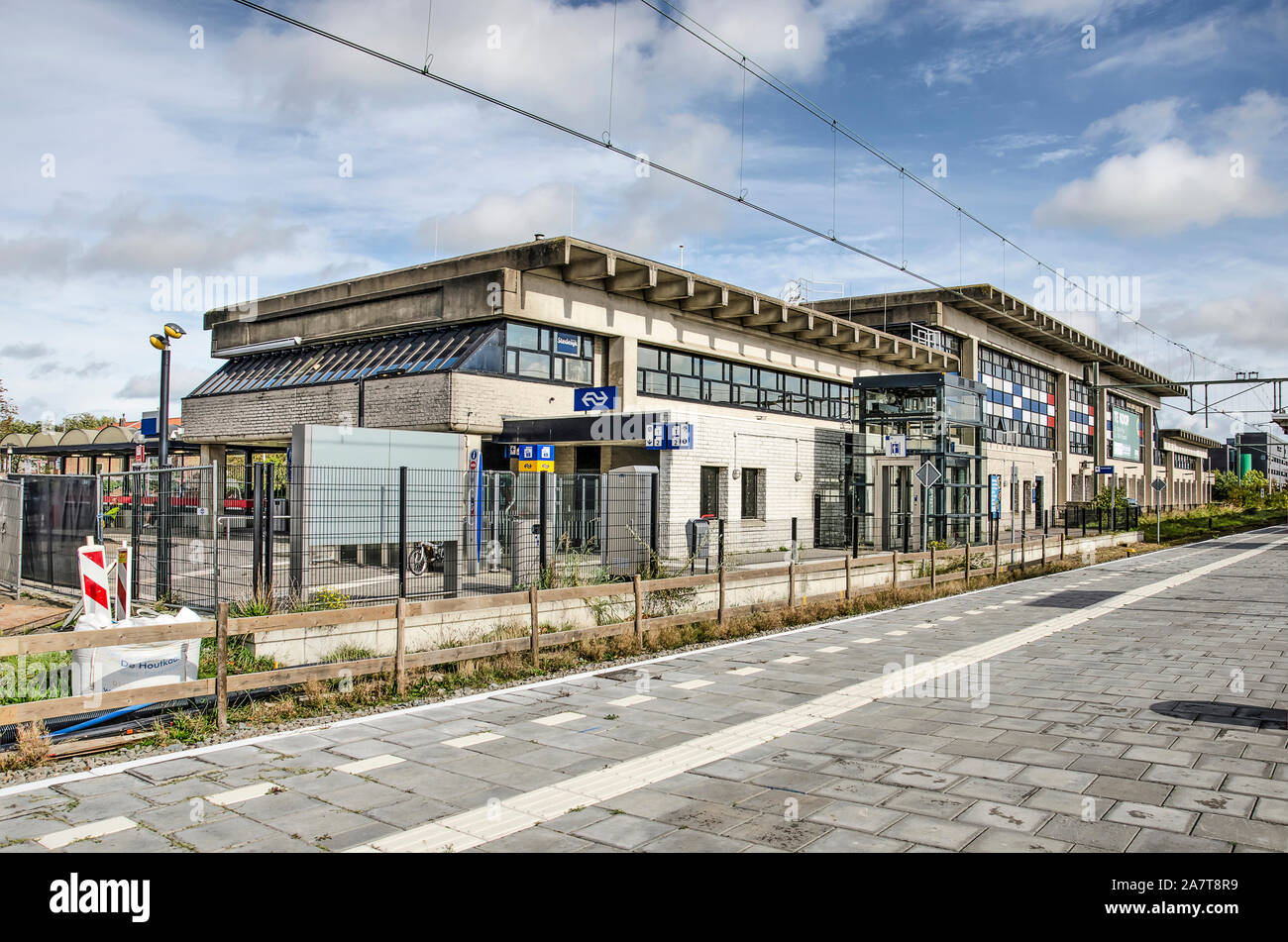 Va, les Pays-Bas, le 9 octobre 2019 : la vue de la plate-forme vers le bâtiment principal de la gare, pas largement considéré comme un brillant pi Banque D'Images