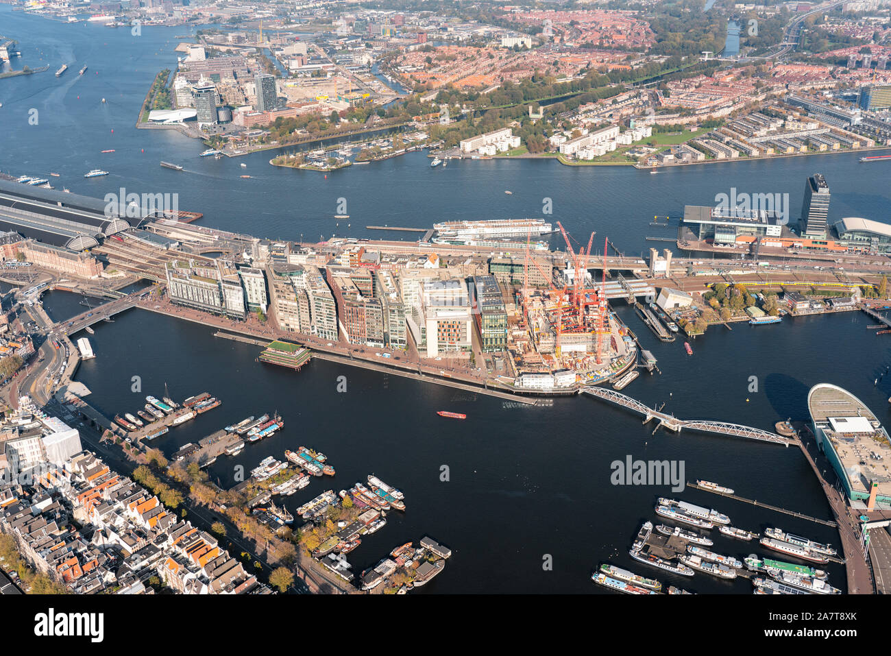 Vue aérienne de la Gare Centrale d'Amsterdam avec le développement Oosterdokkade aria Banque D'Images