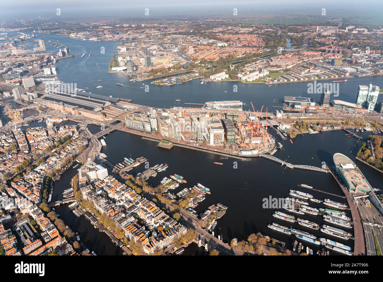 Vue aérienne de la Gare Centrale d'Amsterdam avec le développement Oosterdokkade aria Banque D'Images