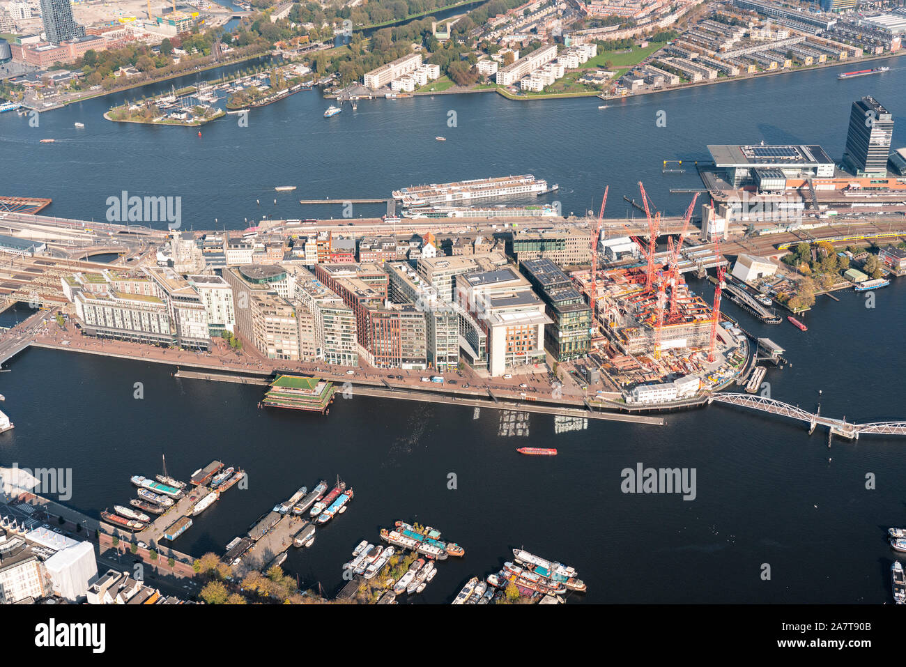 Vue aérienne de la Gare Centrale d'Amsterdam avec le développement Oosterdokkade aria Banque D'Images