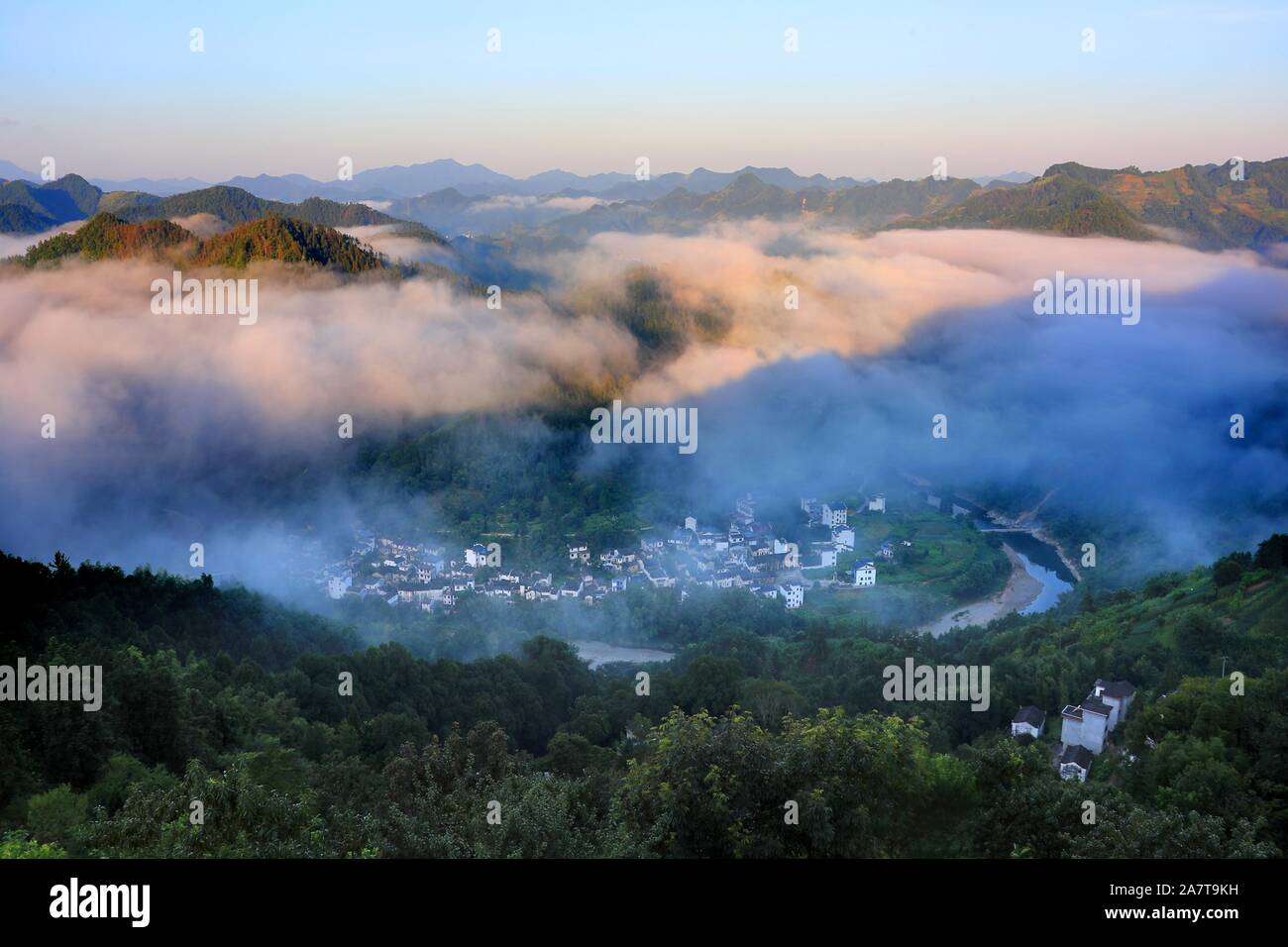Vues d'architectures de style Hui cachée parmi une mer de nuages à Shitan village ancien, elle county, Huangshan city, est de la Chine.s la province de l'Anhui, au 6 Banque D'Images