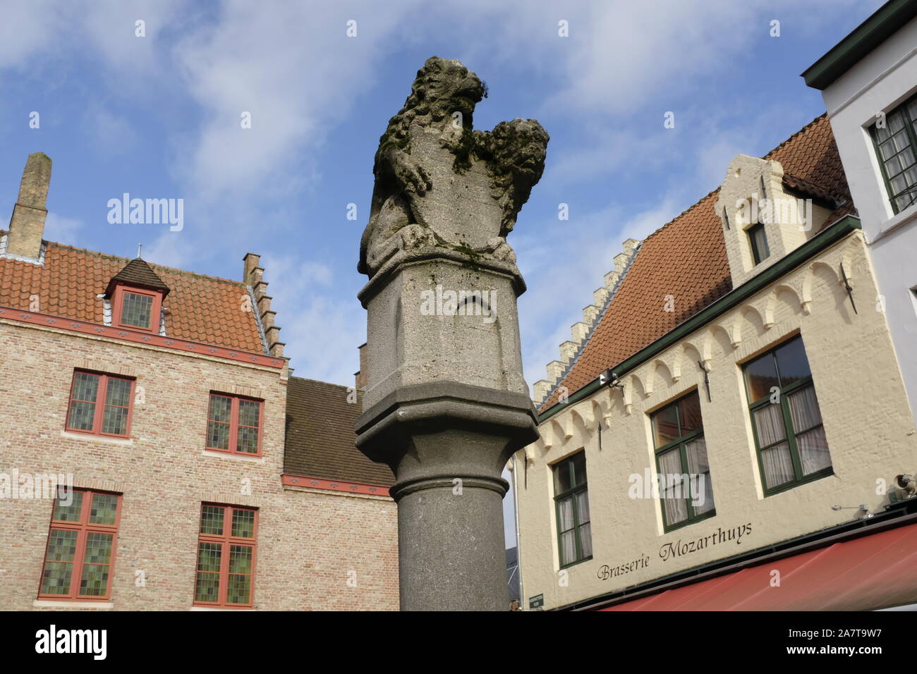 Statue de Lion en Huidenvettersplein à Bruges Banque D'Images
