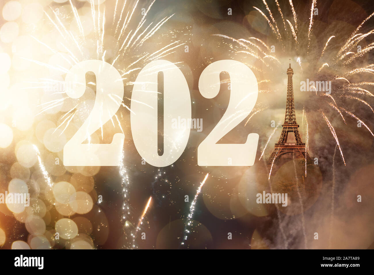 2021 avec la tour Eiffel en arrière-plan et d'artifice du Nouvel An Banque D'Images