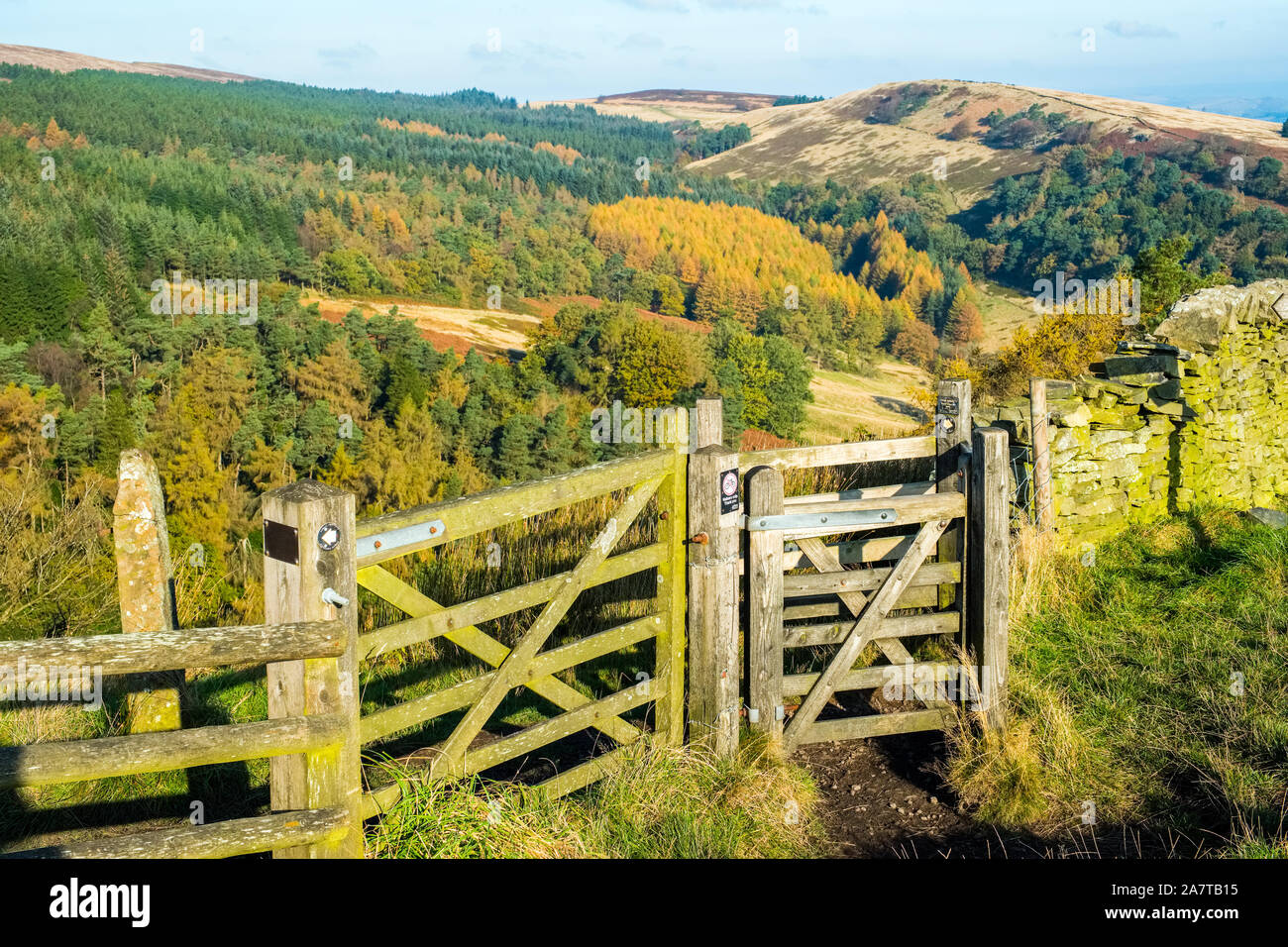 Sentier porte dans la vallée de Goyt, près de Buxton, dans le parc national de Peak District. Banque D'Images