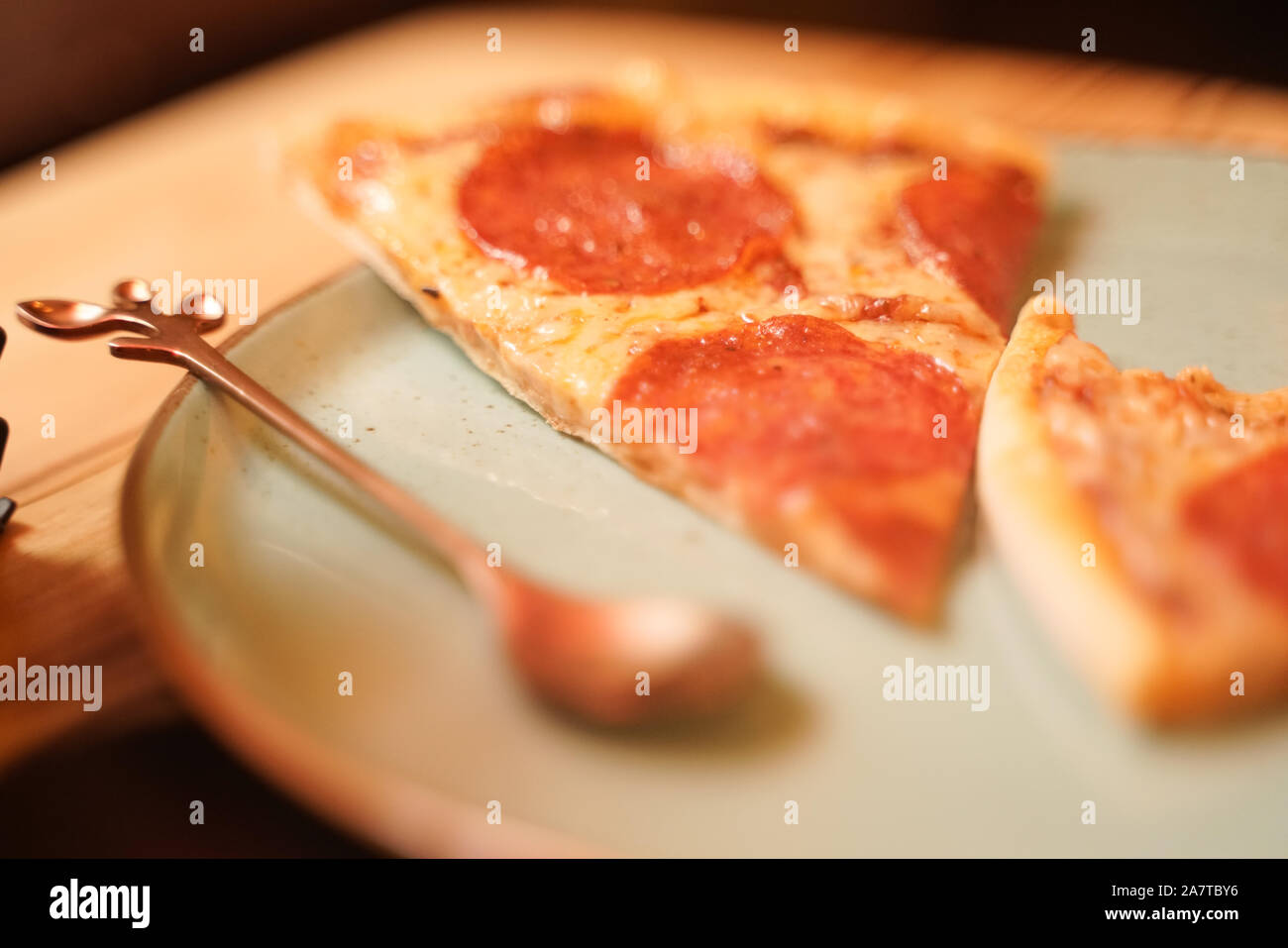 Délicieux de coupe des pizzas sur une plaque sur la table. classic pizza peperroni avec saucisse Banque D'Images