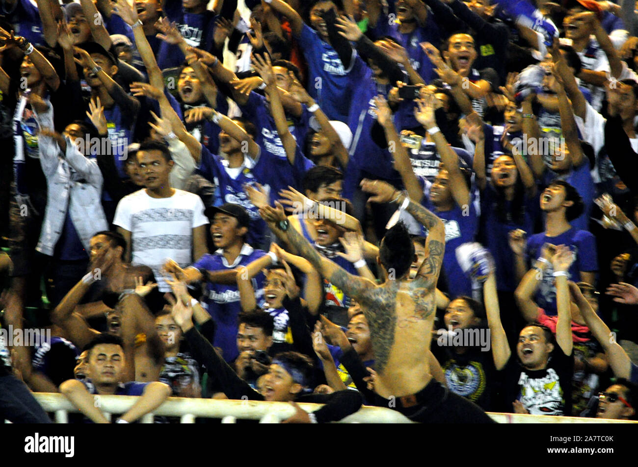 L'esprit de l'Indonesian les supporters offrent la motivation à son équipe préférée Banque D'Images