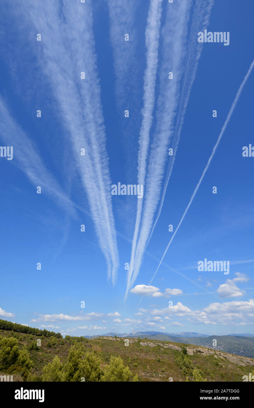 Des traînées de vapeur, les traînées de condensation, sentiers, Line-Shaped Homogenitus ou nuages convergeant vers le point de fuite dans le ciel bleu Banque D'Images