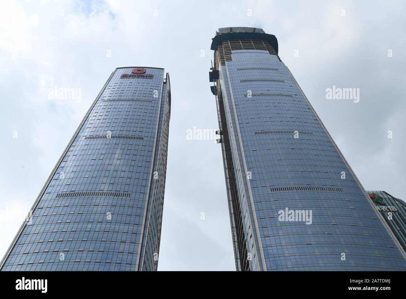 Point de vue extérieur sur les tours jumelles de Guangzhou International Finance Centre-ville de Guiyang, province du Guizhou, au sud-ouest de la Chine, 21 août 2019. Après 1131 Banque D'Images