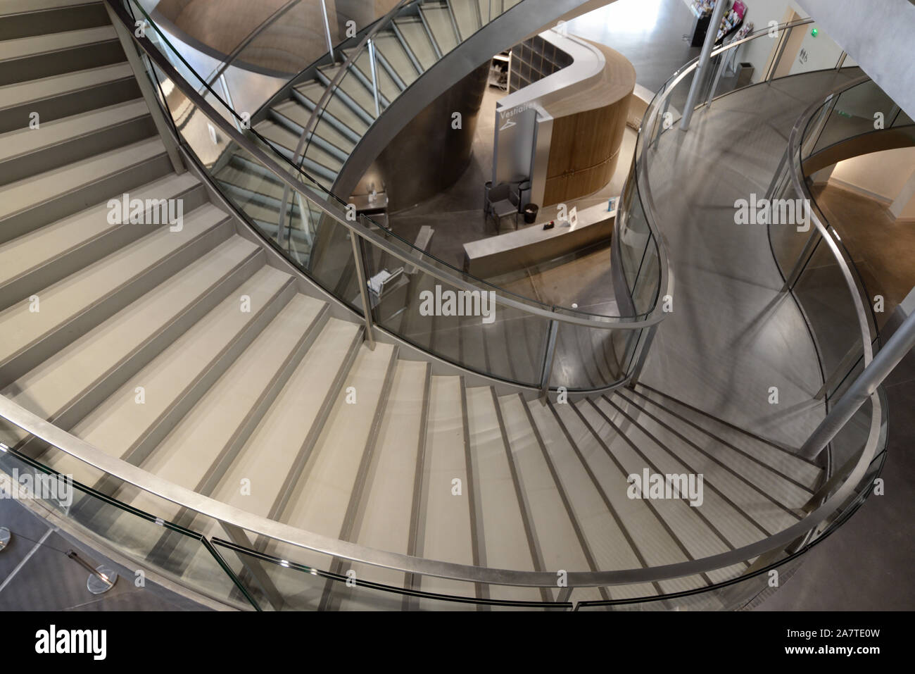 Escalier intérieur et du Musée de la Romanité (2018) ou romaine Musée Archéologique, par Elizabeth de Portzamparc, Nimes France Banque D'Images