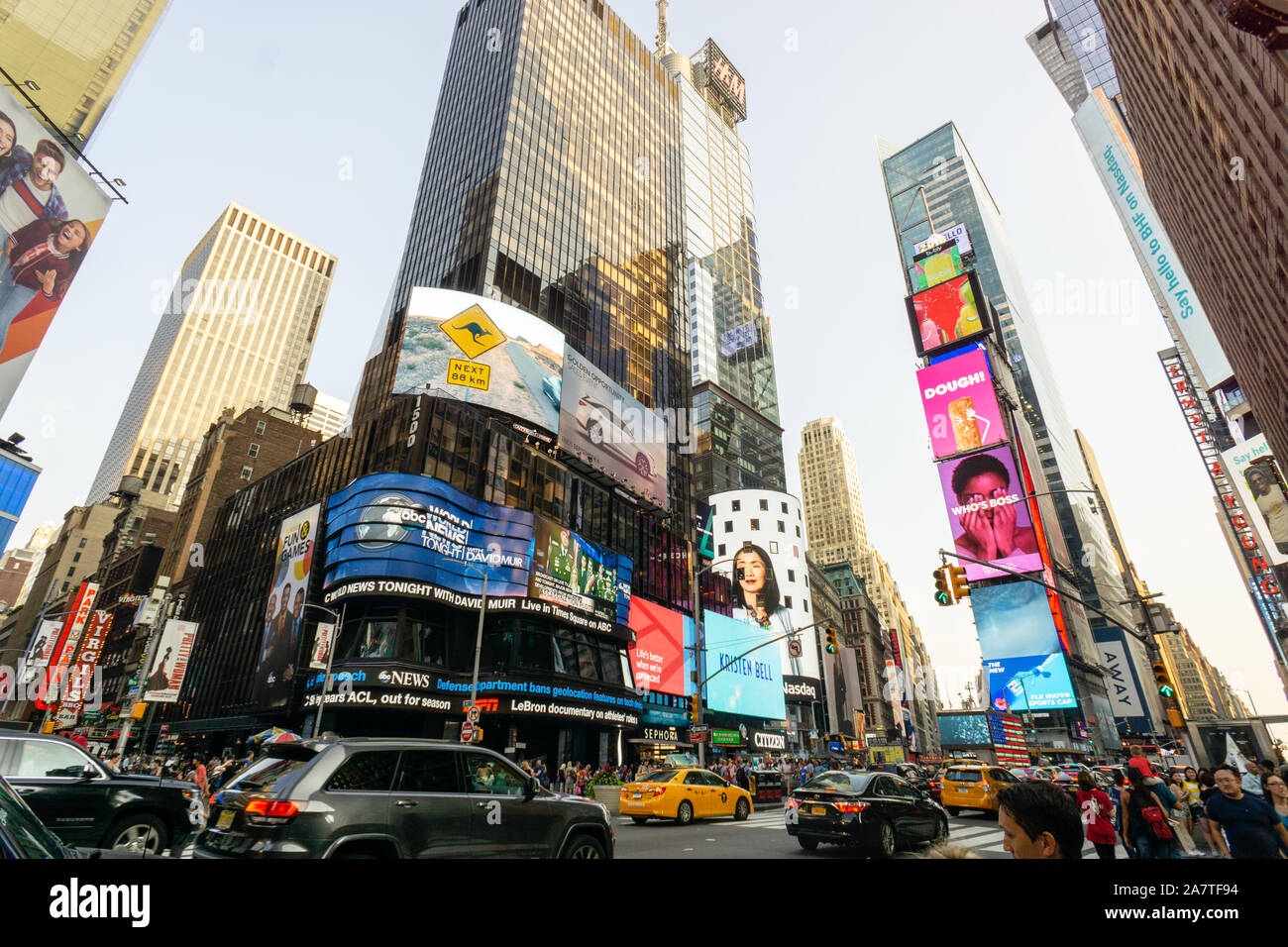 New York, USA - Aug 20, 2018 : les touristes à Times Square le soir. Plus de 50 millions de personnes visitent New York chaque année. Banque D'Images