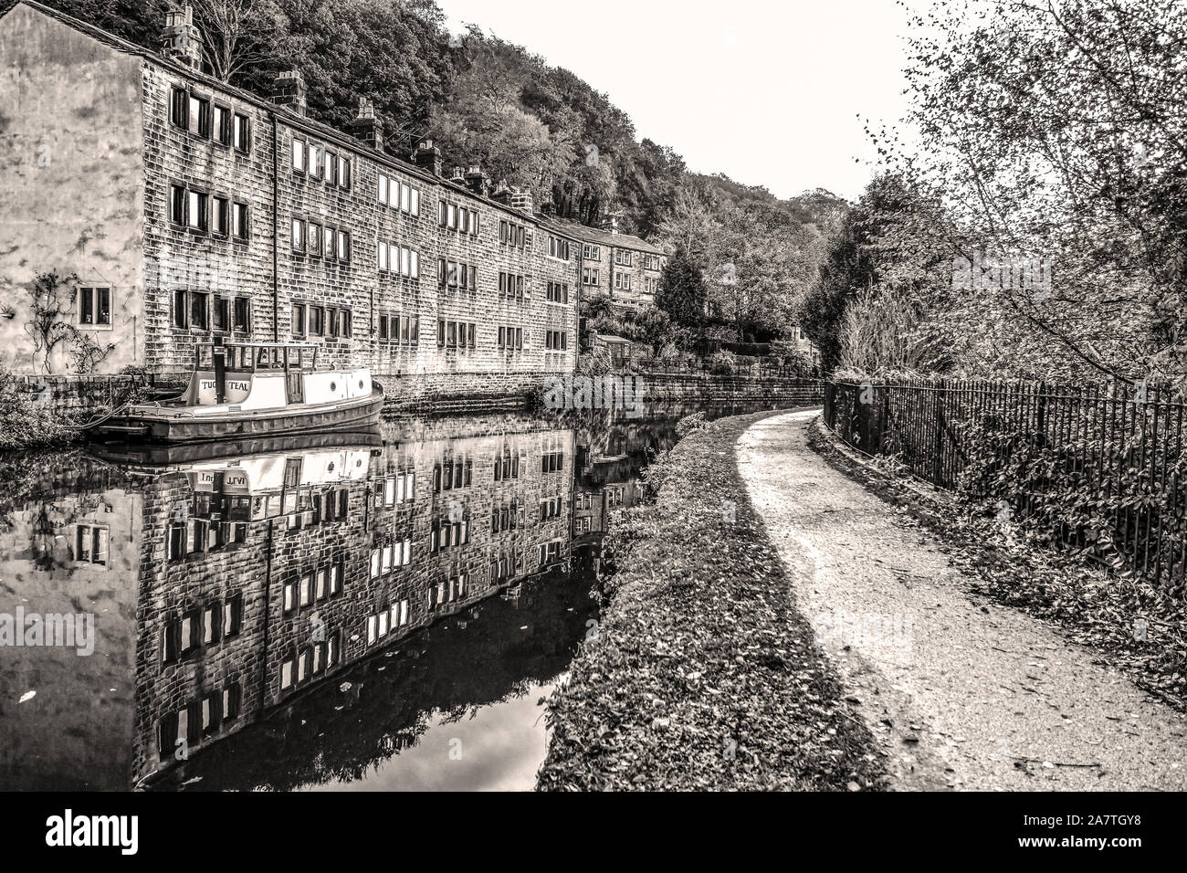 Weavers Cottages reflétée dans le moulin, Hebden Bridge, West Yorkshire, Calderdale Banque D'Images