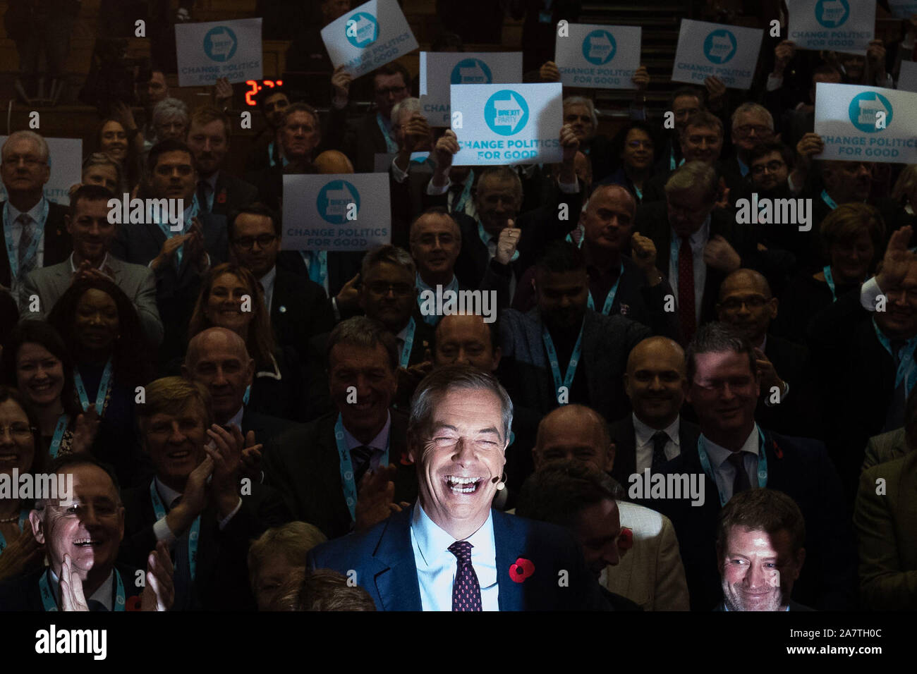 Brexit chef de parti Nigel Farage (centre) lors d'une réunion pour présenter ses candidats parlementaire du parti (PPC) en vue de la prochaine élection générale, dans le Centre Emmanuel, Westminster, Londres. Banque D'Images