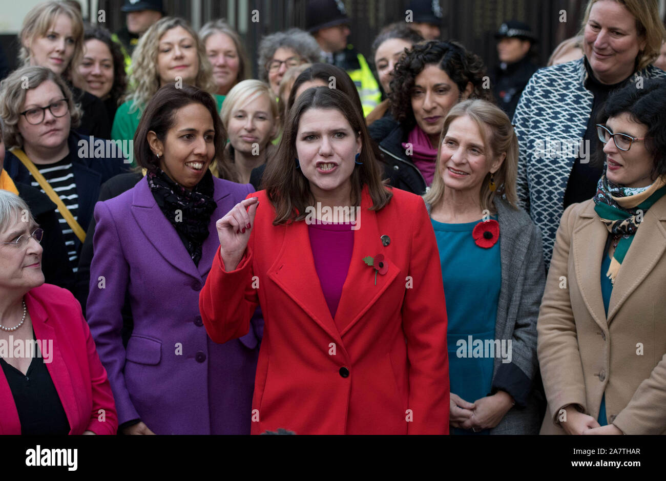 Le leader libéral démocrate Jo Swinson, parle aux médias comme elle se tient à l'extérieur prend en charge les Chambres du Parlement. Londres. Banque D'Images