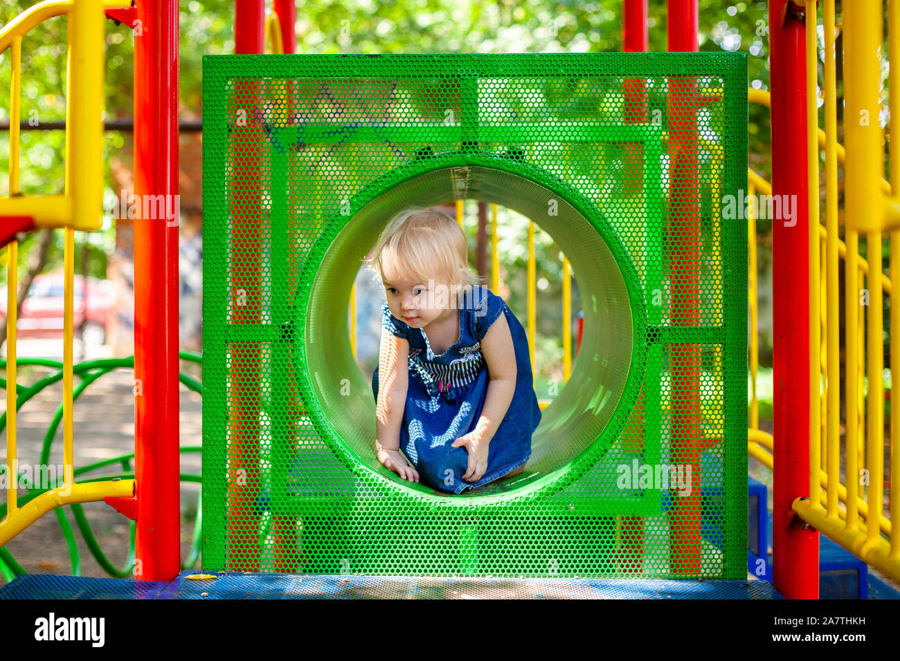 Portrait De Bebe 1 2 Ans Heureux Caucasien Enfant Fille Jouant Jouets Au Terrain De Jeux Girl Smiling Les Enfants Et Le Sport Concept Photo Stock Alamy