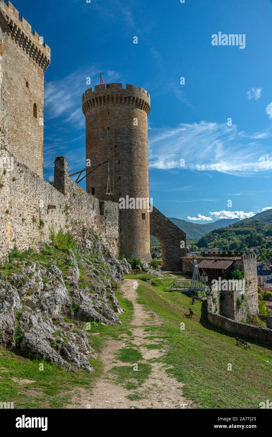 Vue Portrait d'une tour médiévale fortifiée au château de Foix, Occitanie, France. Banque D'Images