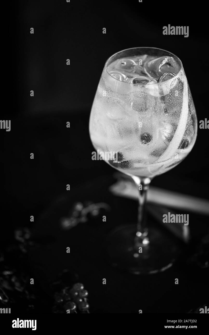 gin tonique avec rhubarbe fraîche Banque D'Images