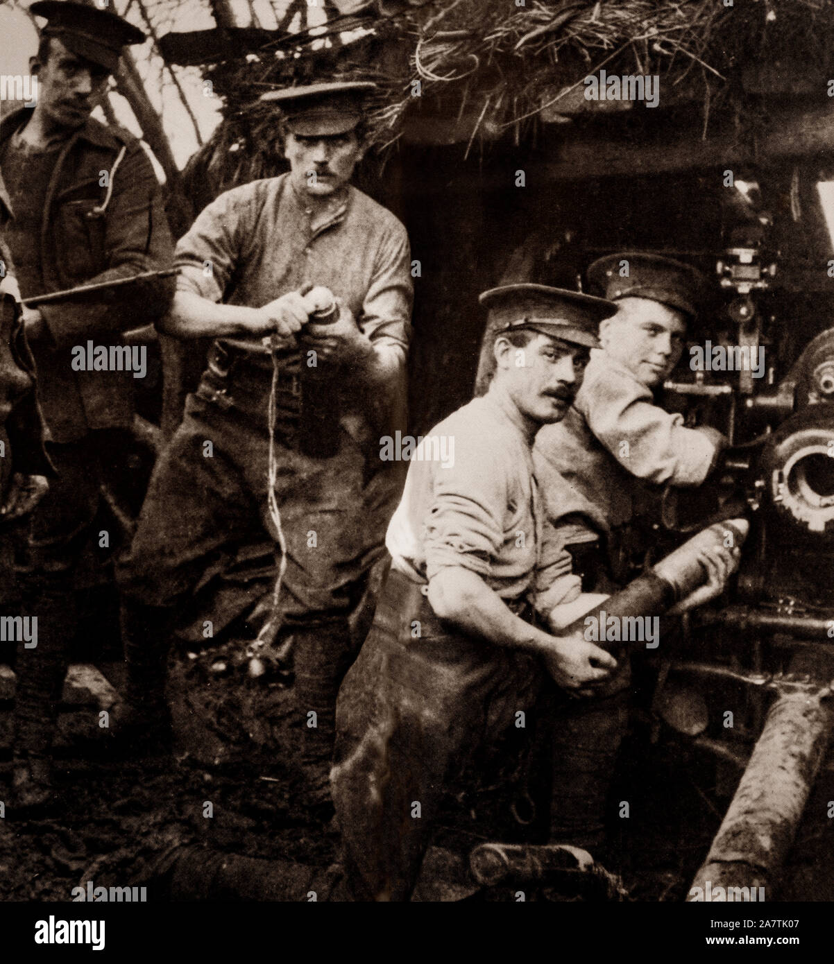 Les troupes britanniques du chargement d'un canon Ordnance QF 18 pounder de la norme,le canon de l'Empire britannique de la Première Guerre mondiale au cours de la bataille d'Armentières se sont battus par les forces franco-britanniques et allemandes dans le nord de la France en octobre 1914, au cours des tentatives réciproques par les armées pour envelopper le flanc nord de leur adversaire, qui a été appelé la course à la mer. Banque D'Images