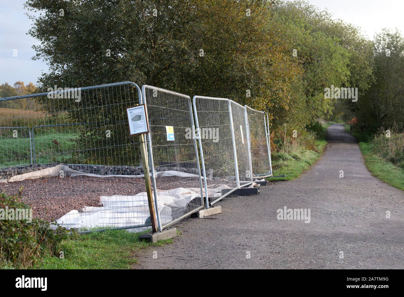 Novembre 2019 - Heras de clôtures de sécurité en place autour d'une base pour une nouvelle plate-forme d'observation qui est en construction Banque D'Images
