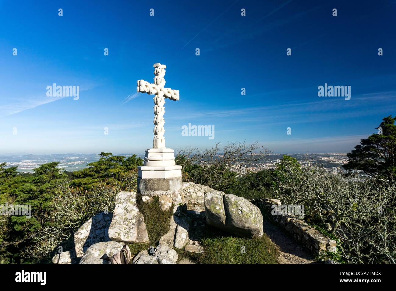 Cruz Alta, High Cross, le point le plus élevé de la région de Sintra, à 530 mètres qui offre une vue magnifique sur le Palacio Nacional da Pena. Banque D'Images