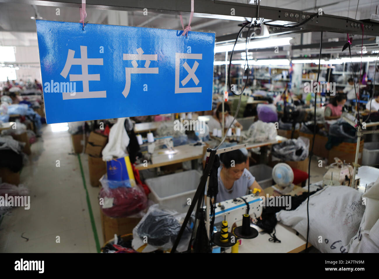Vue de la production d'un lingerie sexy en usine dans le comté de Guanyun Yishan town, Lianyungang city, au nord-est de la province de Jiangsu, Chine, 13 Augus Banque D'Images