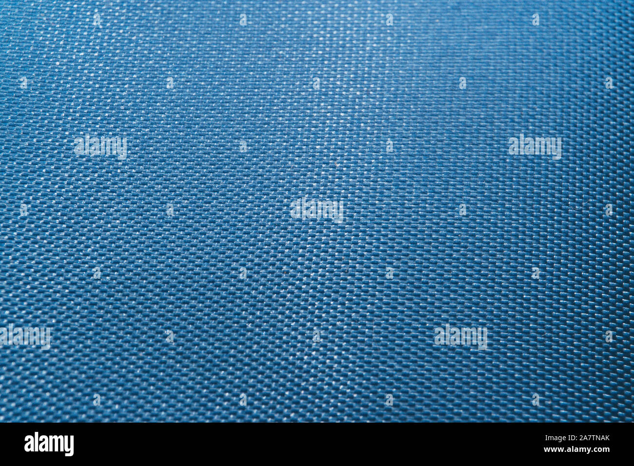 Close-up of abstract télévision haut texturé bleu détail de vêtements de tissu et en partie à la lumière des réflexions réalistes Banque D'Images