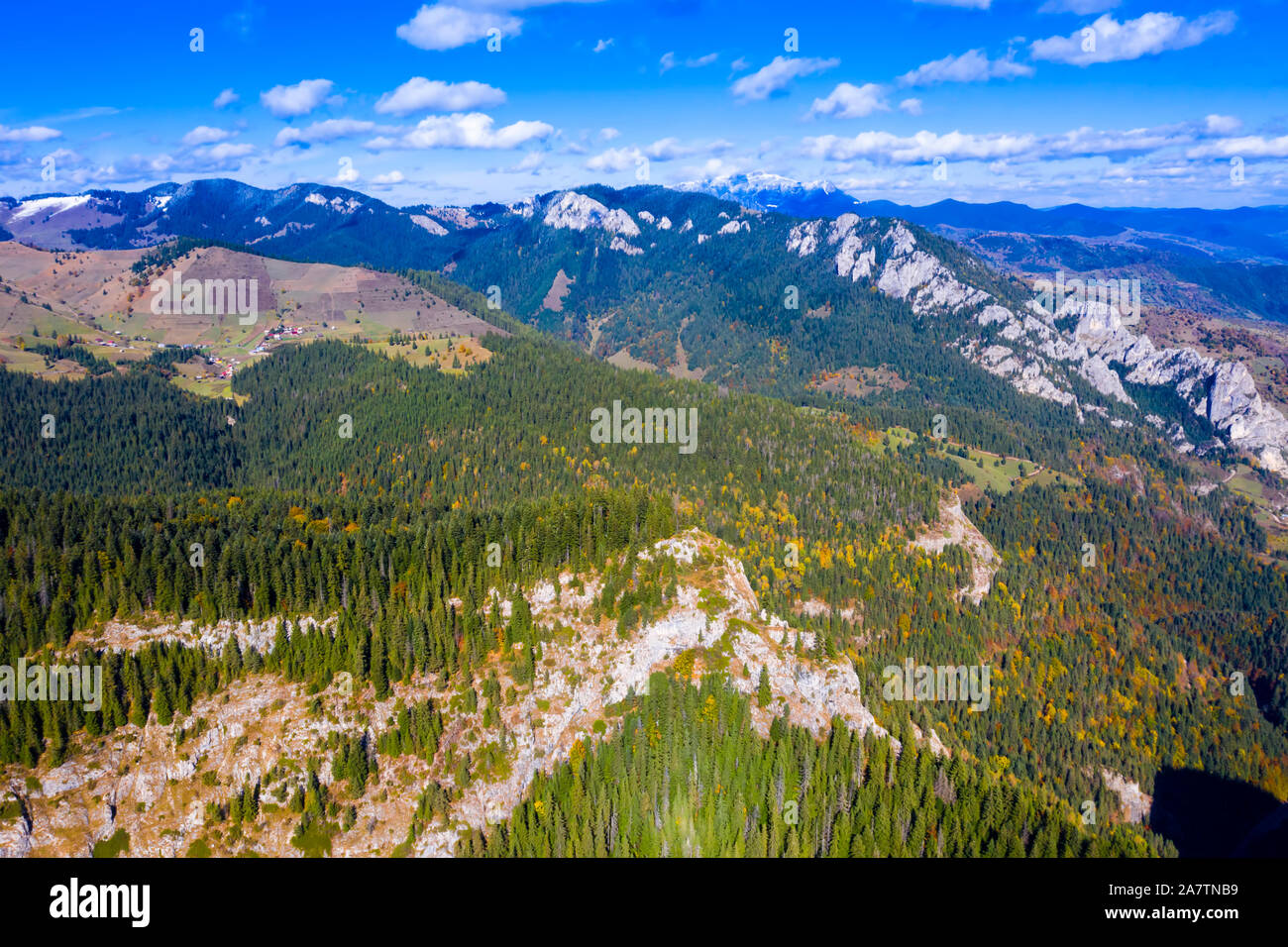 Paysage aérien dans les montagnes rocheuses de l'automne. Sur la montagne Hasmas en Roumain des Carpates. Banque D'Images