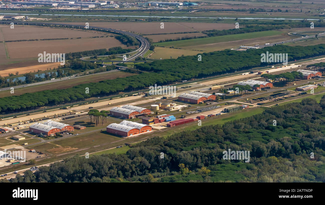 Vue aérienne de la campagne toscane quelques instants avant l'atterrissage à l'aéroport de Pise, Italie Banque D'Images