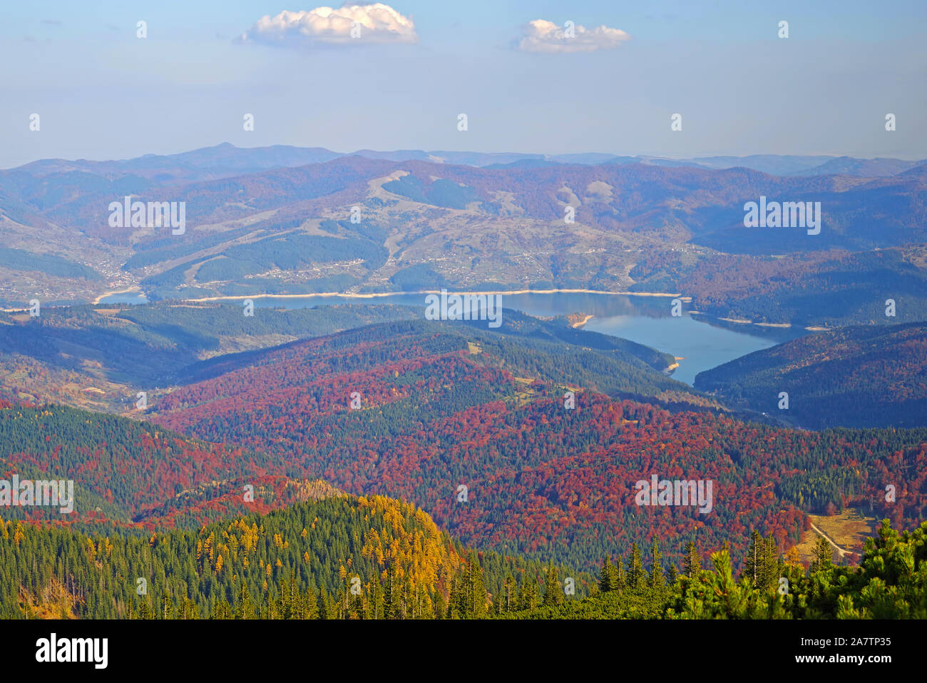 Vue aérienne de la forêt d'automne et le lac, la forêt de montagne sur les arbres colorés Banque D'Images