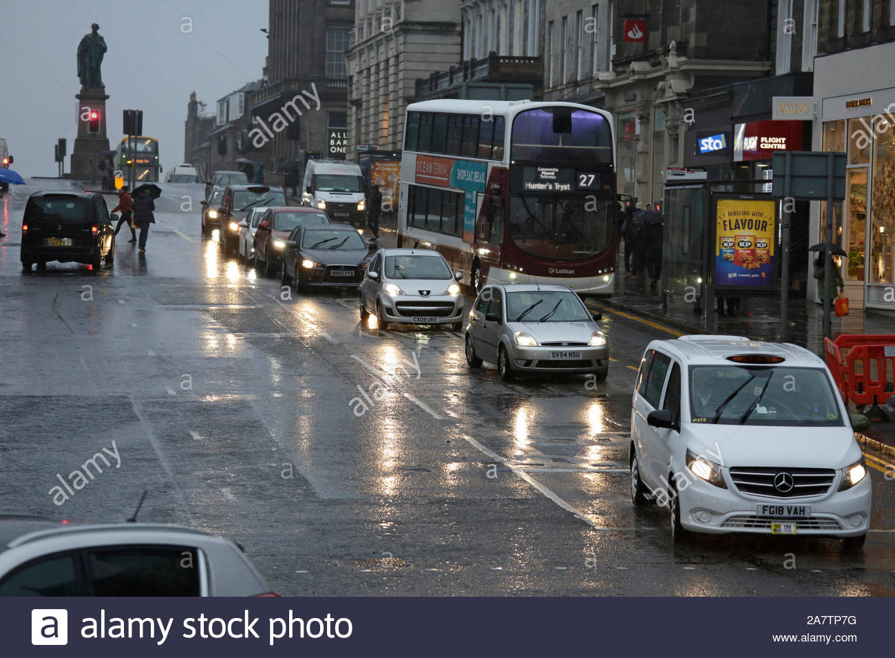 Edinburgh, Ecosse, Royaume-Uni. 4ème Nov 2019. Les fortes pluies qui affectent les piétons et la circulation dans le centre-ville d'Édimbourg. Trafic dans Hanover Street. Credit : Craig Brown/Alamy Live News Banque D'Images