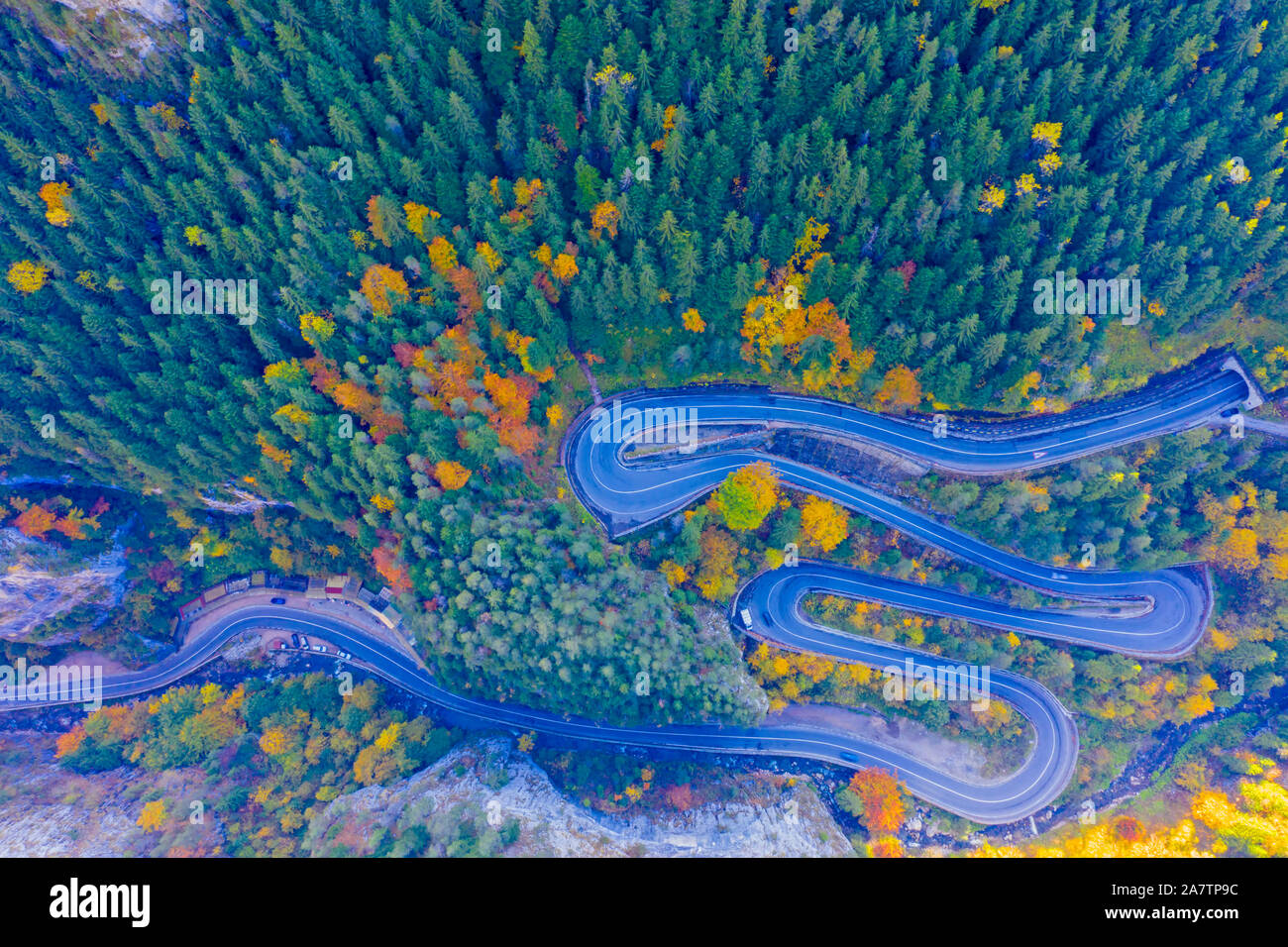 Au-dessus de la route sinueuse dans la forêt d'automne. Les Gorges de Bicaz est un col entre deux région historique en Roumanie. Banque D'Images