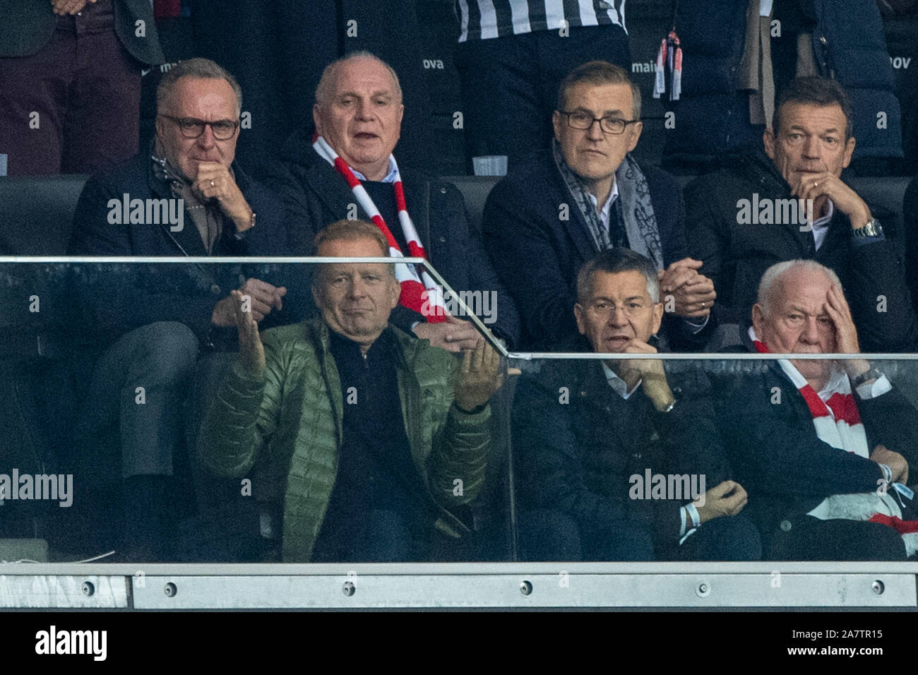 Frankfurt, Deutschland. 09Th Nov, 2019. Sur la tribune sont les fonctionnaires Munich Karl-Heinz RUMMENIGGE (oRli., président de gestion, M), Uli Hoeness (ou 2e de gauche, le Président, M) et Karl HOPFNER (ou3.v.li., président du Conseil de surveillance, M) déçu, déçu, déçu, déçu, triste, triste, frustrée, frustrée, frustrée, format horizontal, le Soccer 1. Bundesliga, 10. Journée, Eintracht Frankfurt (F) - FC Bayern Munich (M) 5 : 1, le 02.11.2019 à Francfort/Allemagne. ¬ | Conditions de crédit dans le monde entier : dpa/Alamy Live News Banque D'Images