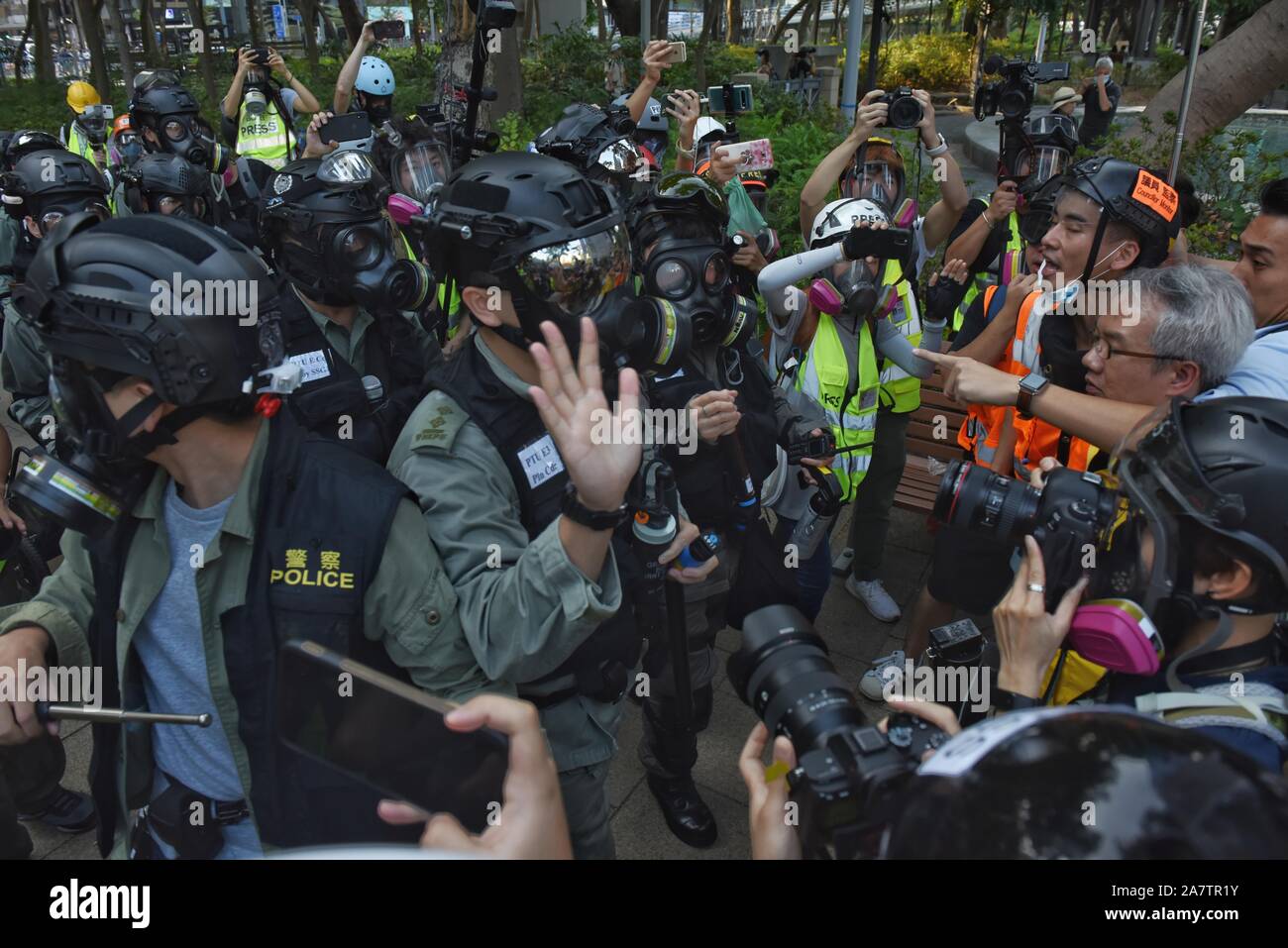 Des policiers anti-émeute dégager les rues pendant la manifestation.Le mouvement pro-démocratie a été initié avec le tollé contre le projet de loi sur l'extradition. Hong Kong est entré dans la 22e semaine la poursuite des protestations de masse. Banque D'Images