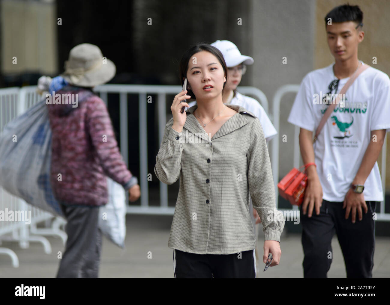 Femme chinoise parlant au téléphone. La Place Tiananmen, Pékin, Chine Banque D'Images