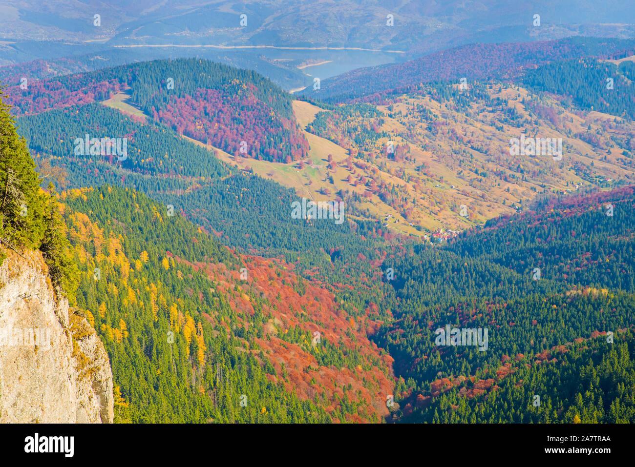 Automne paysage aérien de la montagne, la forêt et la vallée de couleur scene Banque D'Images