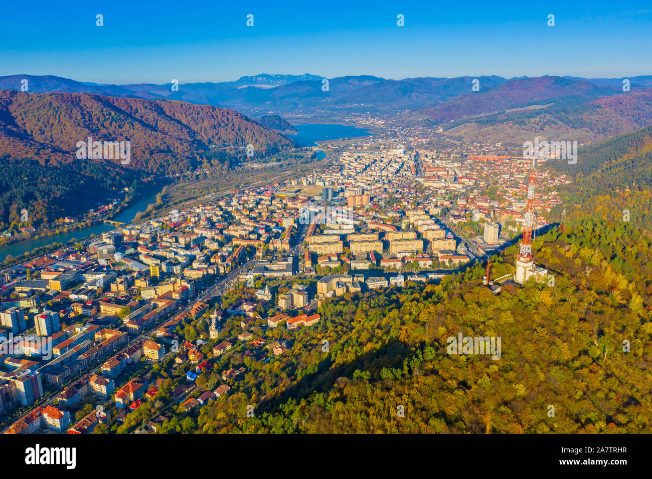 Vue aérienne de la ville de montagne, Piatra Neamt en Roumanie Banque D'Images