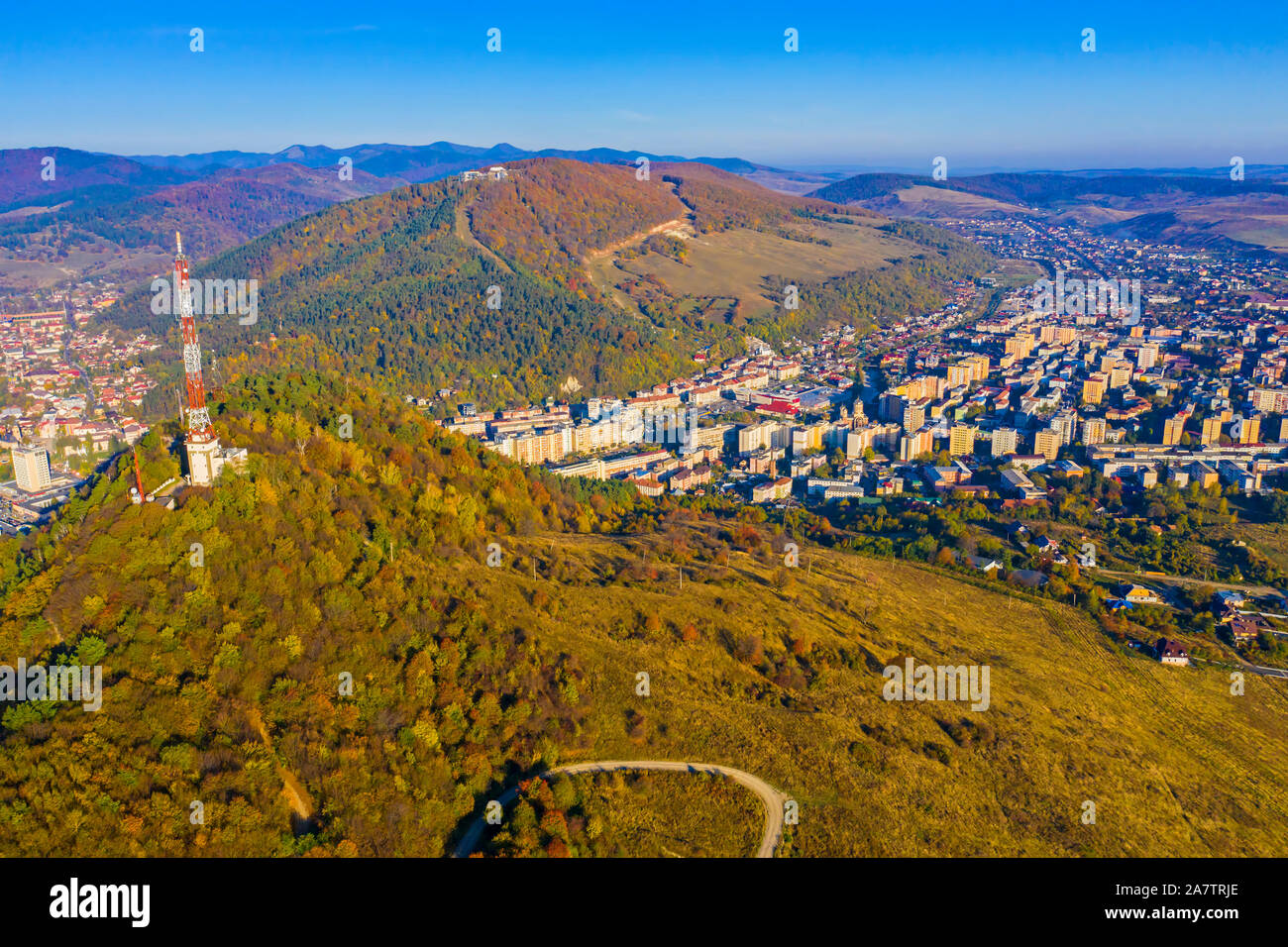 Vue aérienne de la tour de l'antenne et Brasov ville dans la vallée, paysage d'automne. Banque D'Images