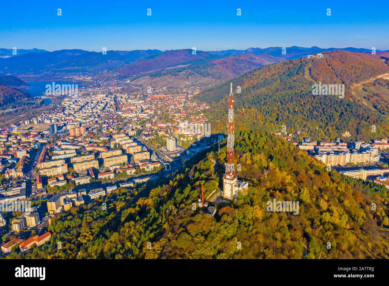 Vue aérienne de la ville et de la tour de l'antenne, paysage d'automne en Roumanie, Bicaz city Banque D'Images